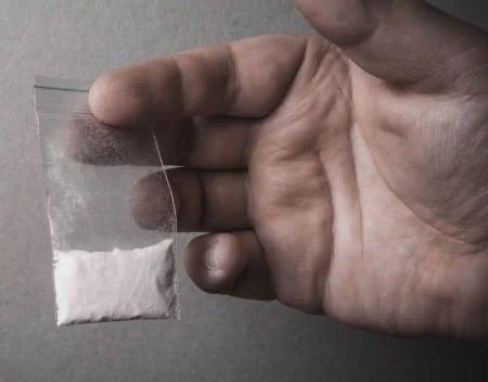 「出国旅游」女子出国旅游时被网友骗到公寓中惨遭虐待， 然而她却不想报警