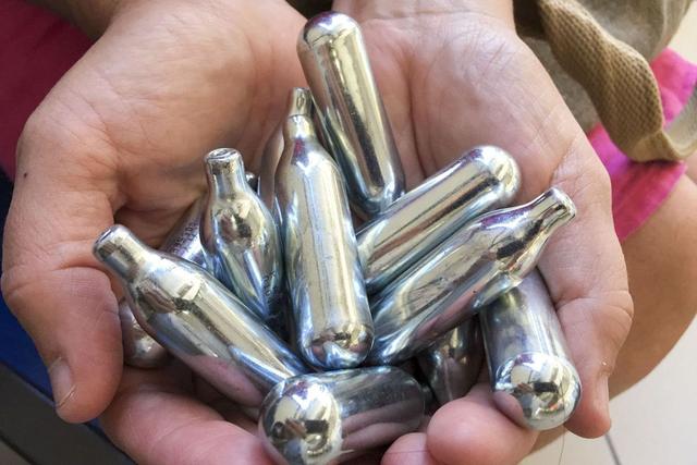 一氧化二氮■重拳整治！杭州破获5个贩卖\笑气\团伙，有成瘾者一天吸上百瓶