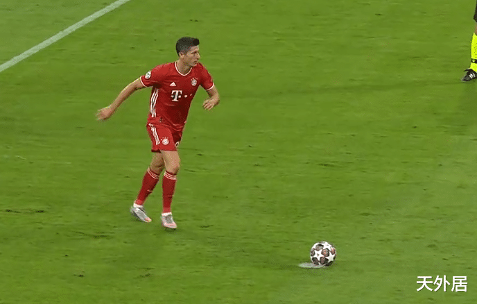 莱万|莱万25分钟杀死悬念!再次超越C罗,金球奖取消评选真是罪恶