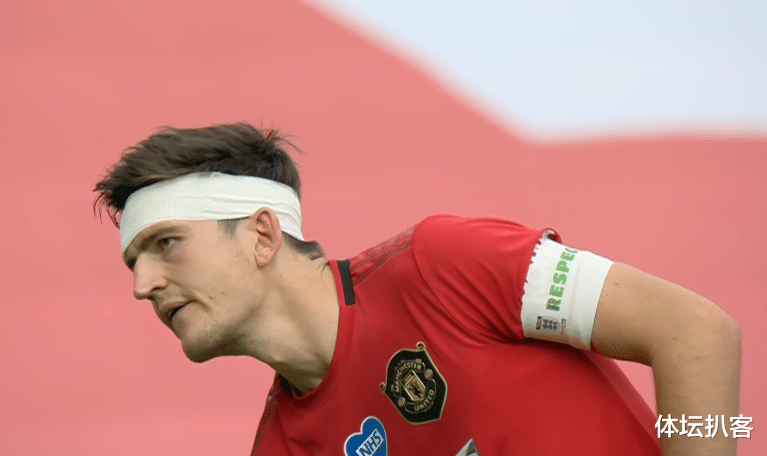 曼联|惨烈！曼联两大后卫上演头撞头，8千万巨星当场染血，队友被抬走！