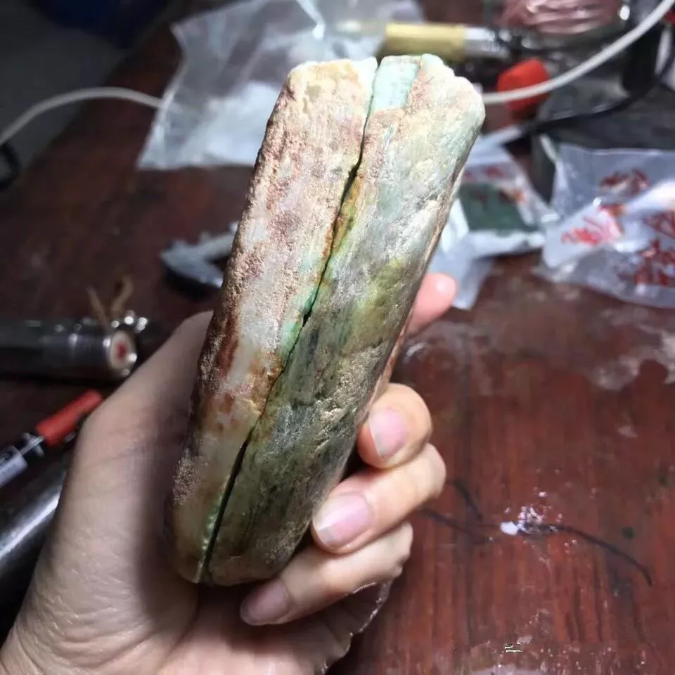 翡翠|小表妹被老缅忽悠买下一块翡翠原石，切开后反而涨了！