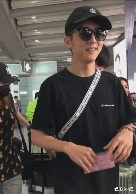 [张新成]张新成机场被女粉送礼物，当看清\女粉丝\的五官，我没有眼花吧？