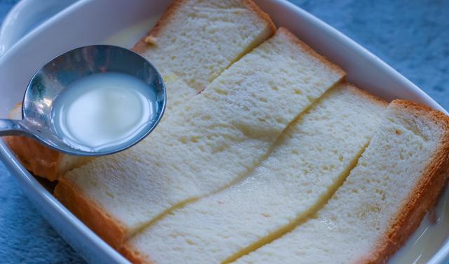 「吐司」牛奶吐司的神仙吃法，奶香十足，外焦里嫩，比蛋糕还好吃