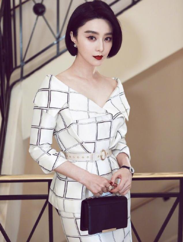 「短发」范冰冰在国外美出新高度！格纹套装配短发优雅端庄，真给国人长脸