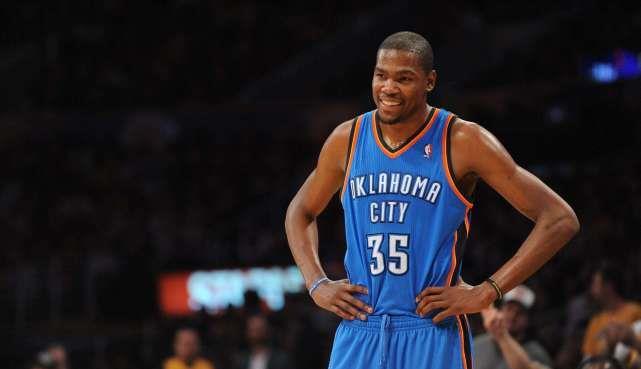 『勒布朗·詹姆斯』若是5个詹姆斯和5个杜兰特打系列赛，哪组赢面更大？差距太大了