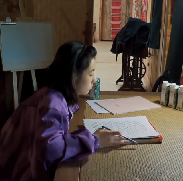 张子枫|张子枫在屋里学习，黄磊问她为啥不坐院子里？得知原因，被圈粉了