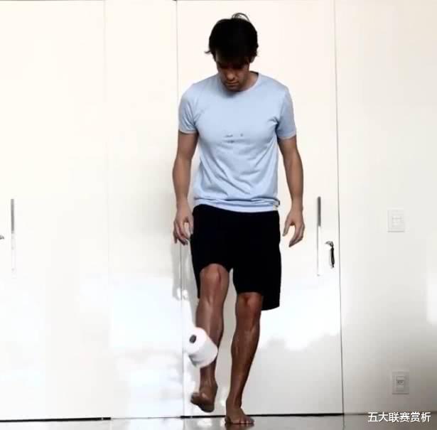 「卡卡」潇洒!卡卡加入颠卷纸挑战 单脚颠球+一气呵成 球迷:谁邀请小罗
