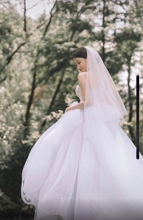 沈涛▲《王牌对王牌》沈涛结婚高清照曝光，甜蜜接吻，新娘朵朵不是费费