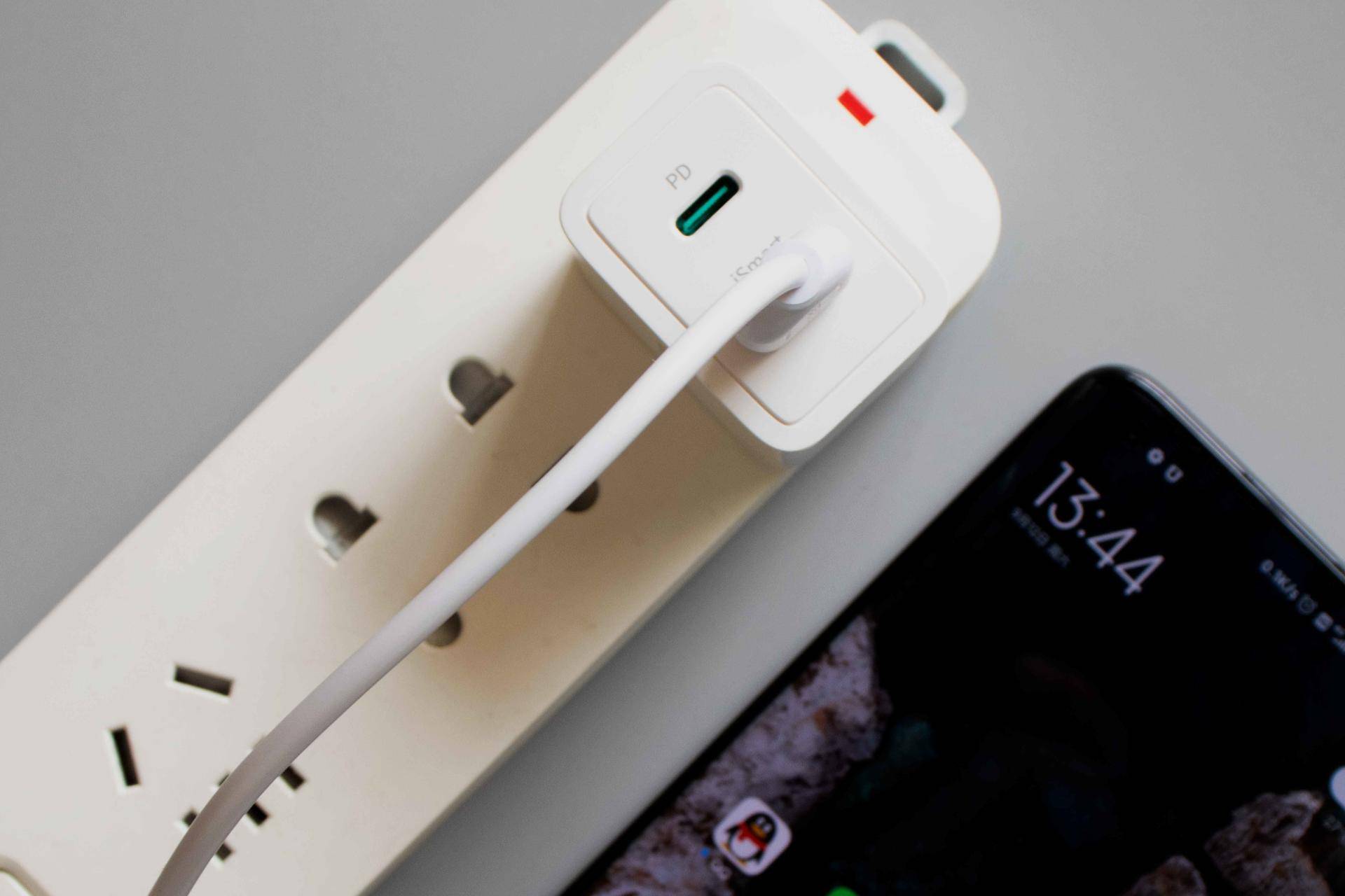 |小身躯大能耐的18W快充头-向5V1A说声再见