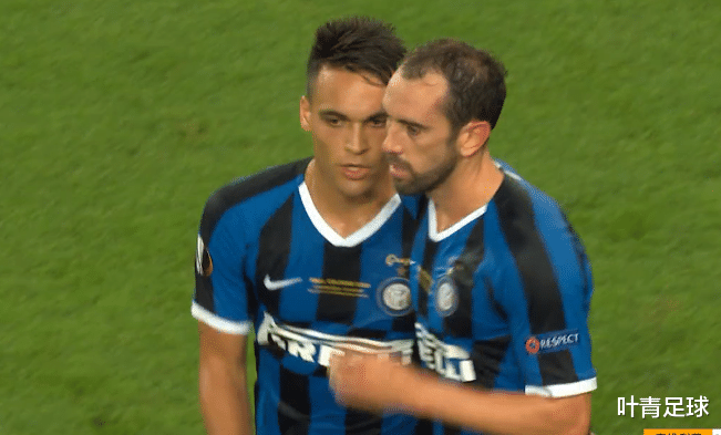 欧联杯|3-2逆转,6夺欧联杯!塞维利亚叠罗汉疯狂庆祝,主帅当场落泪