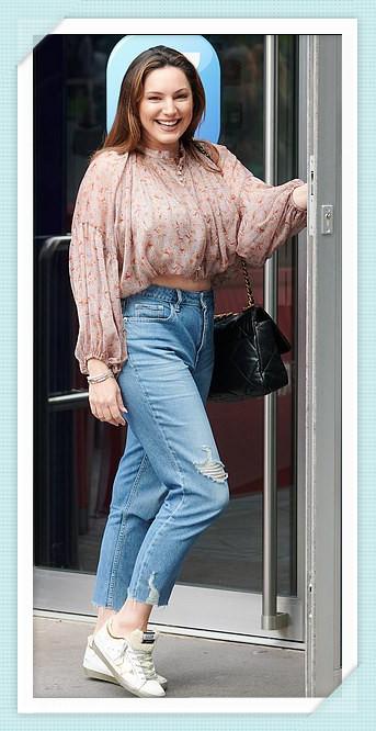 凯莉·布鲁克|凯莉·布鲁克穿着微风宽松的宽松上衣和破烂的牛仔裤吸引住了眼球