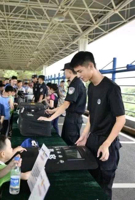 天天向上@下期《天天向上》收视率爆表，最帅天团来袭，王一博也要追星了