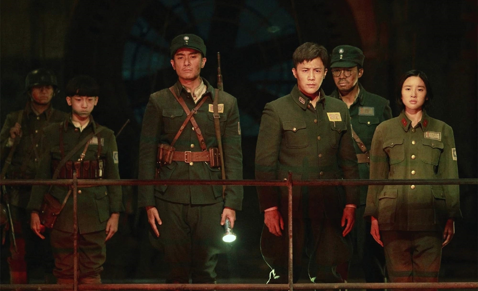 八佰|《八佰》最大的败笔，毫无演艺经验的演员，在剧中担任重要角色