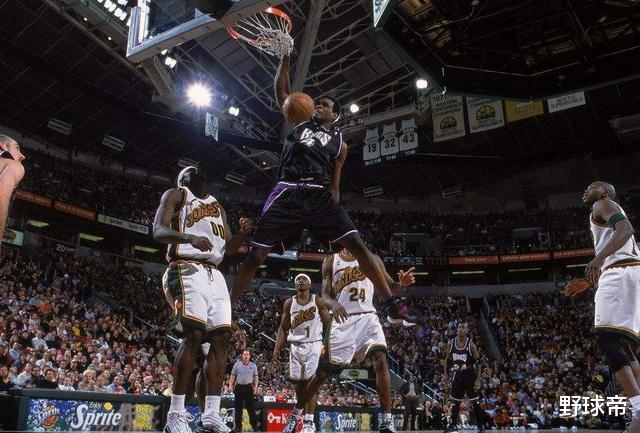 「克里斯·韦伯」51+26+5+3+2！新秀赛季签15年7400万，当今联盟没人像他一样打球