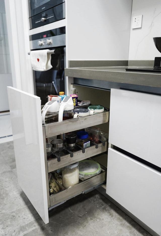 背景墙|这款65㎡精致通透小户型，装出了大宅的气势，简约又不失奢华！