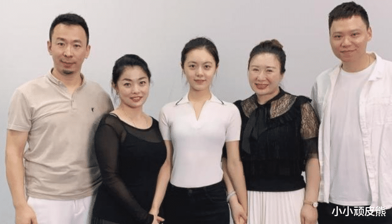 赵今麦|赵今麦中戏排名第一，老师晒照报喜，合影中的赵今麦站姿很有分寸