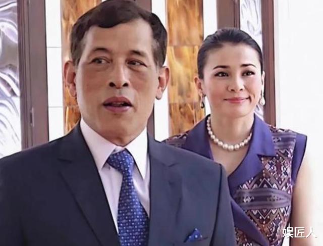 诗妮娜|泰35岁废妃出狱后首亮相!小背心紧身裤好性感,难怪泰王念念不忘