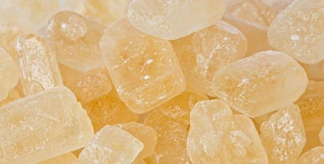 冰糖：同样是冰糖，选白色的还是黄色的？只需记住1点，就不会买错了