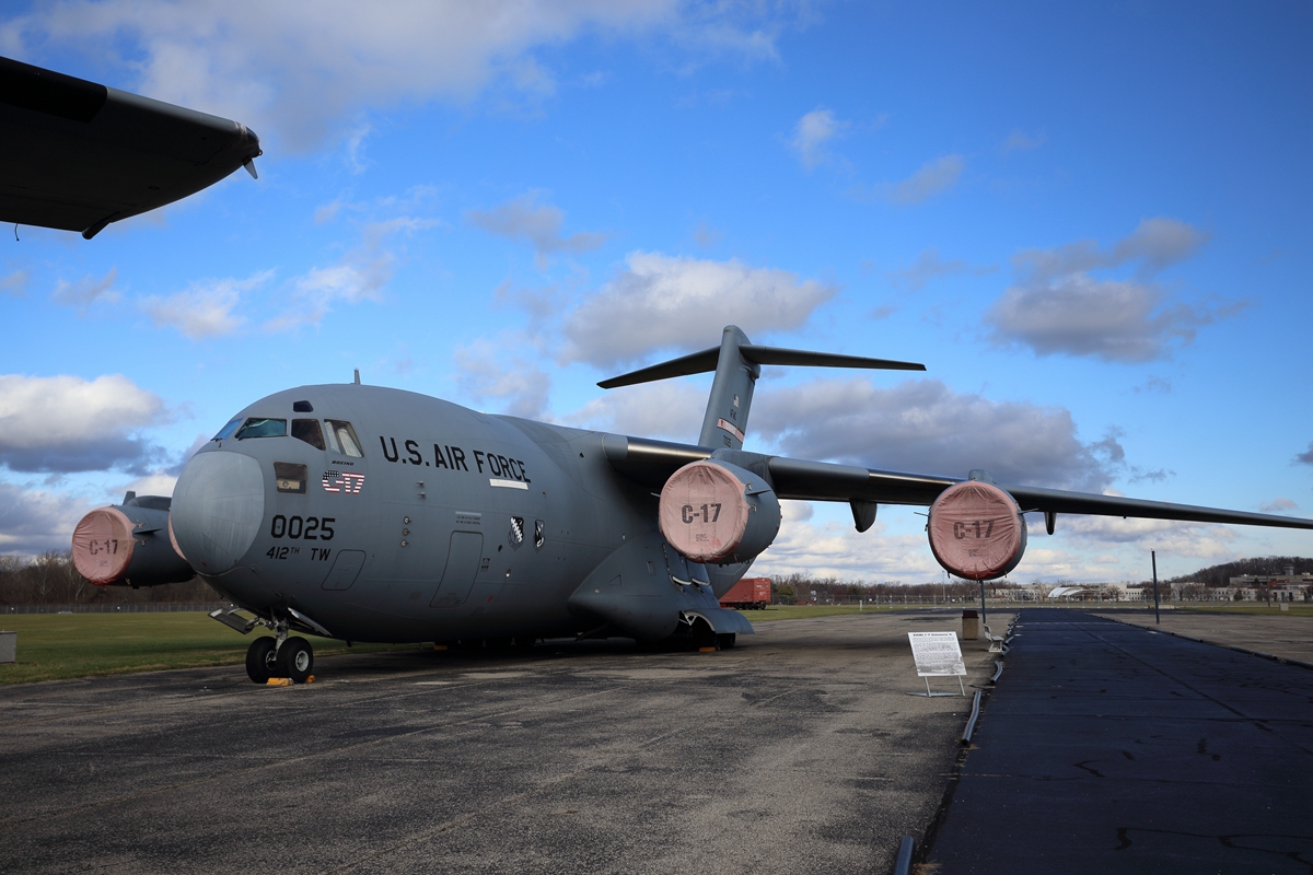 『美军』一架C17掠过乌鲁木齐,美军是纯粹借道而过?