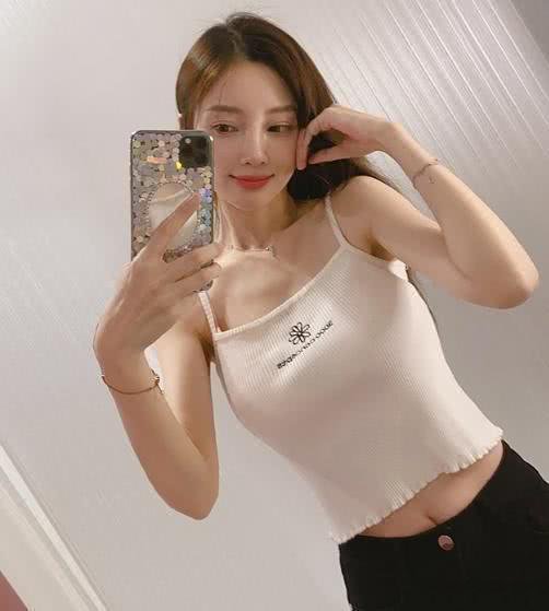 「欢乐颂3」李小璐有多自信，直播扬言不开美颜，旁边的网红遭殃了