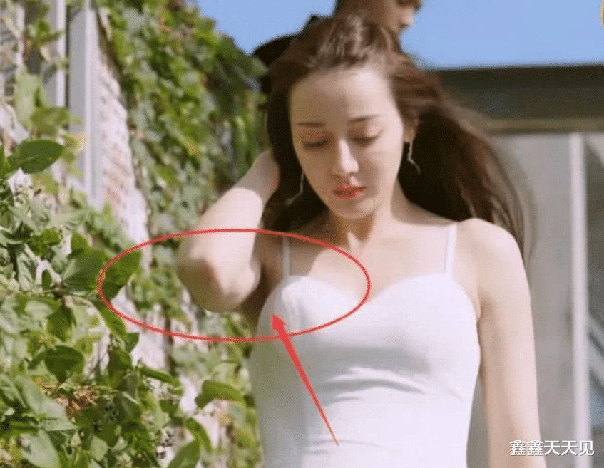 热巴总算对婚纱下手了,"珍珠腋窝"实力抢镜,观众:这是认真的?