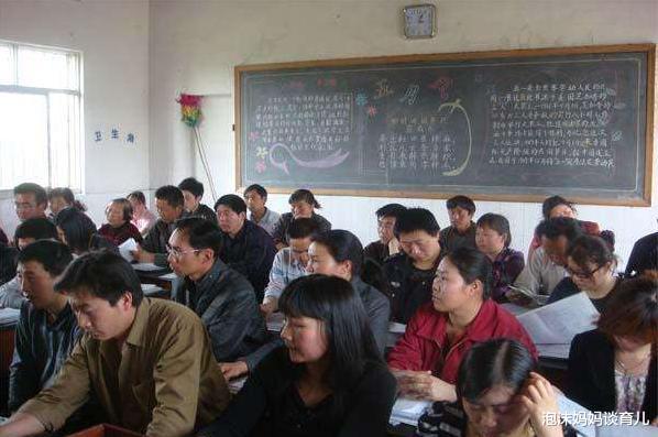 「」四年级班任在家长群发出一条消息后，惹家长“炸锅”，校长：开除