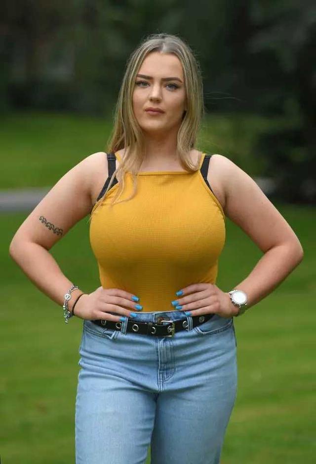 20岁校花上围34j,曲线"无敌",负重难承尴尬难言