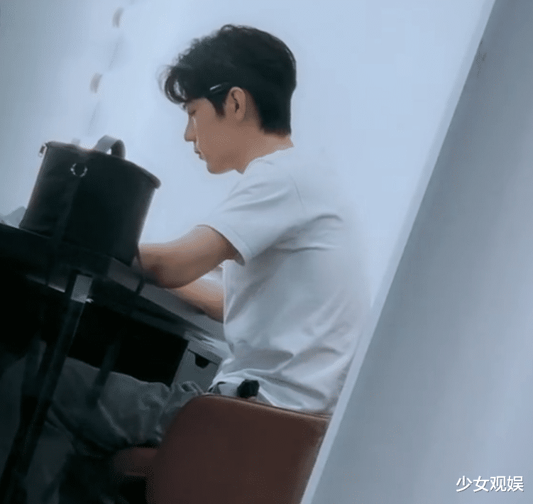 肖战|肖战大方亮相直播间，后期来不及加美颜，这模样确定是28岁？