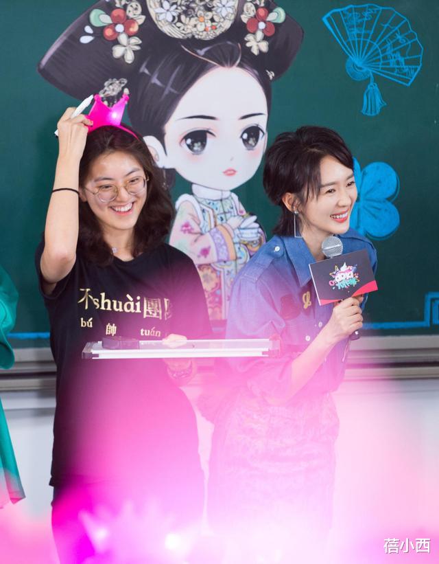 童瑶@童瑶跟富商结婚后风格变了，穿牛仔衬衫配半身裙，剪了短发更气质