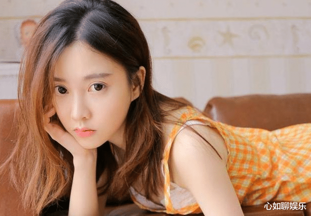 冯提莫:冯提莫身高有答案了!参加节目还没冰箱高,网友:这个主播未成年