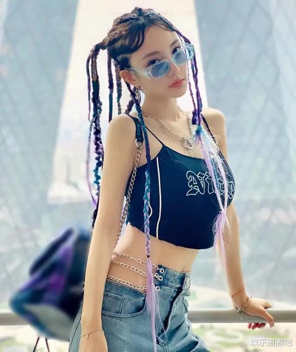 李小璐|李小璐为赚眼球拼了！牛仔裤只靠几根铁链挂腰上，就不怕滑落？
