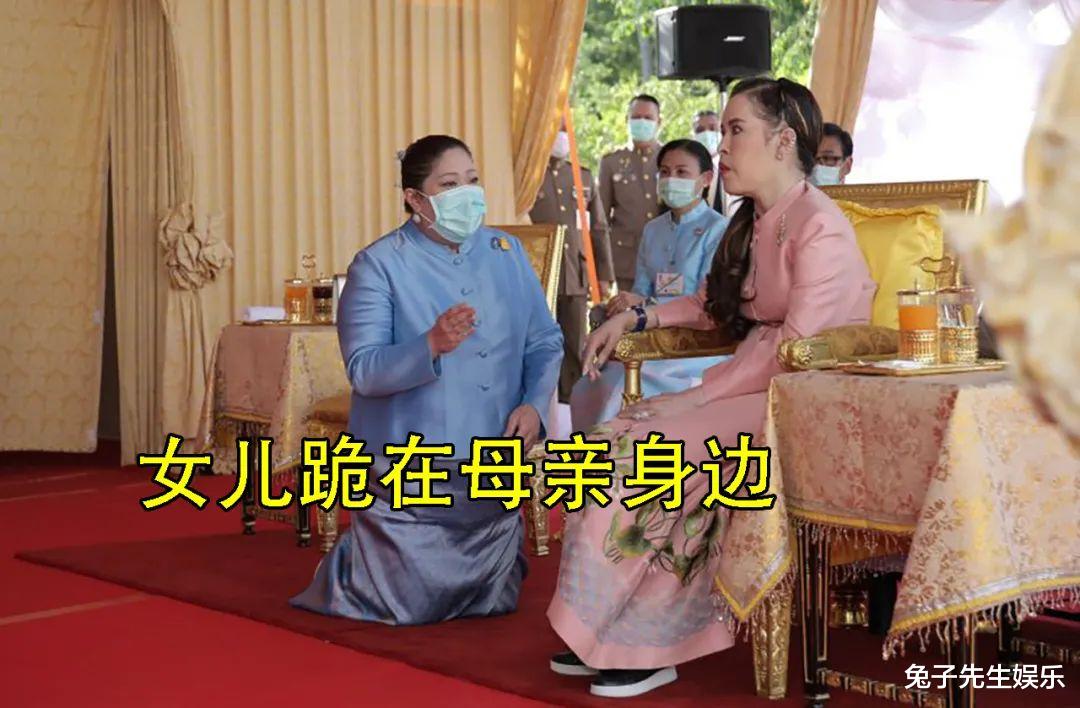 63歲泰國公主被蘇提達排擠，穿荷花裙現身工地，隻有女兒跪在身邊-圖4