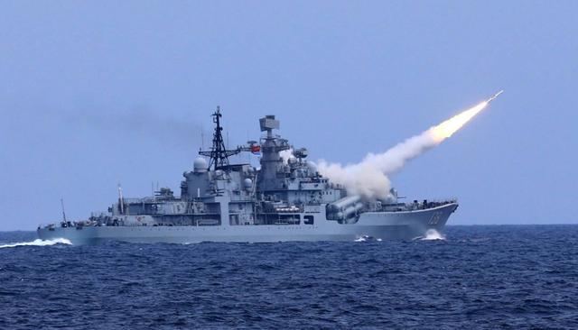 军事演习|中国海军西沙军演之际，美军双航母硬闯南海，还出动了轰炸机