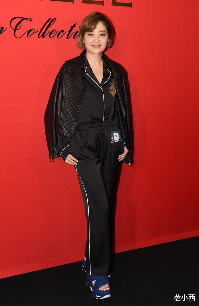 [衬衫]梅婷也玩起了时尚造型，穿睡衣风衬衫配阔腿裤，剪了短发更洋气