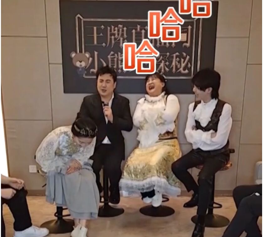 「关晓彤」王牌对王牌剧组给关晓彤衣服盖腿，谁注意沈腾说了什么