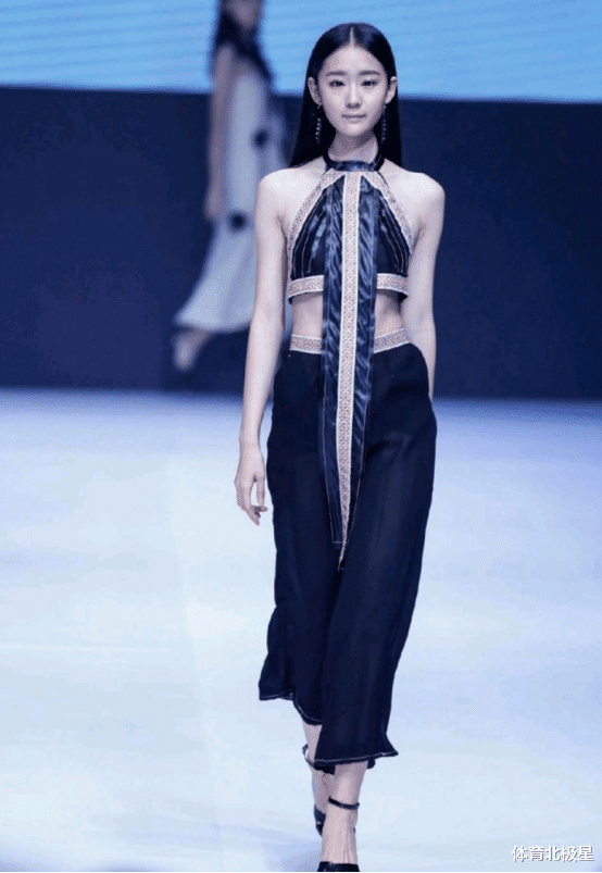 郭艾伦|孙铭微女友身高1米8长相却很可爱，谈和郭艾伦比较：差距还很大