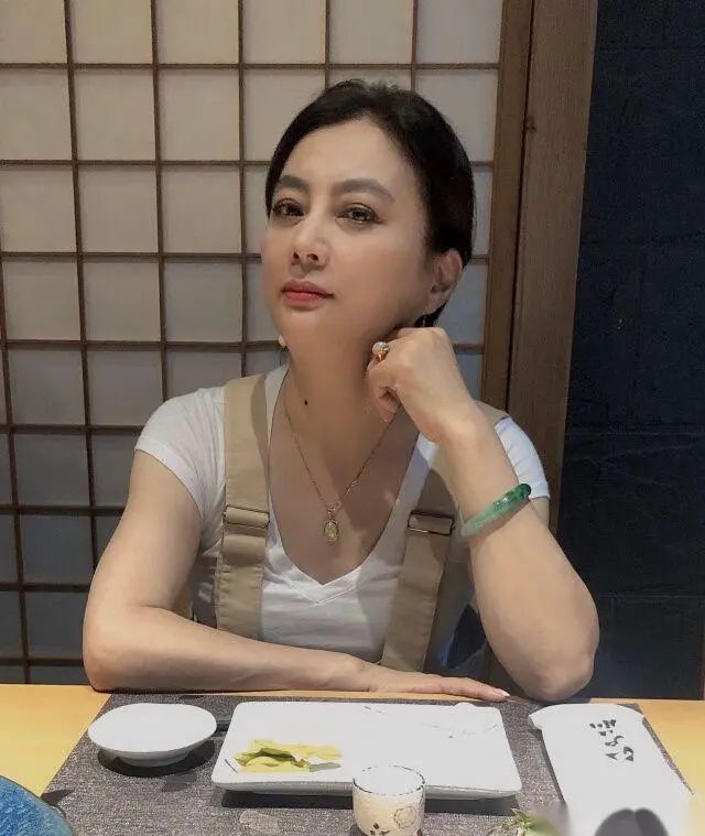 【李玲玉】李玲玉还是化妆好看，皱纹都少了不少，素颜脸真的太沧桑了！