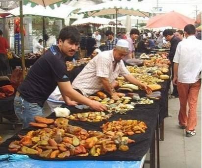 和田玉籽料|和田玉籽料市场皮色料盛行！是否有光白籽一席之地，到底谁是谁非