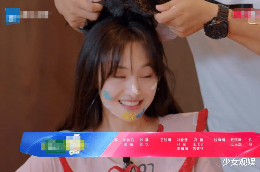 郑爽|《青春环游记》郑爽红发太惹眼,镜头扫过脸蛋,巴掌脸我是真爱了