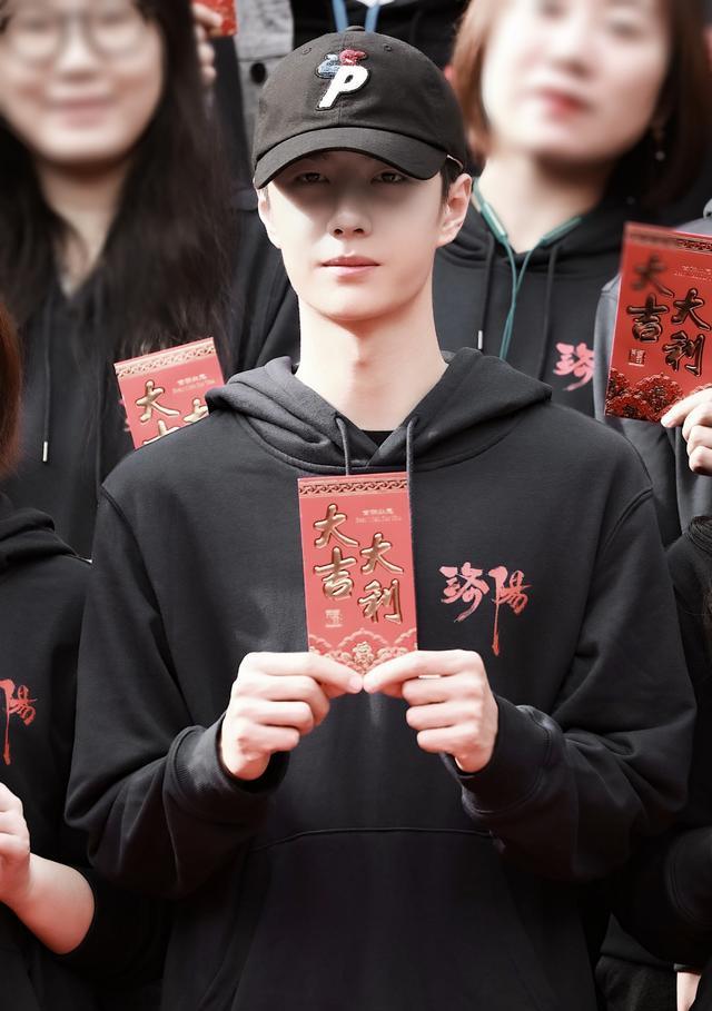 王一博|王一博新剧开机,官方CP是宋轶,二人现场被迫营业微笑