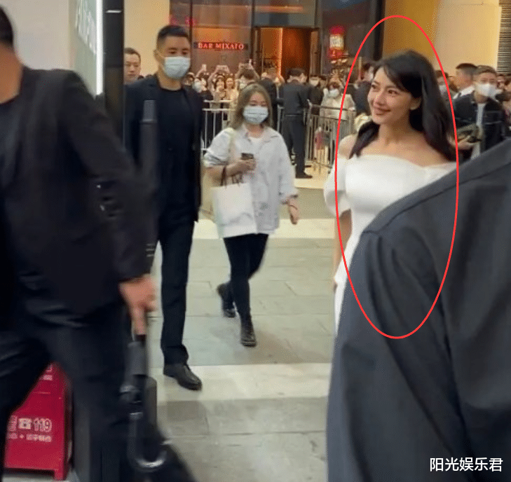 高圆圆|高圆圆活动生图被曝光,脱离了十级美颜后,相信她有41岁了