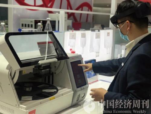 |来看进博会上的黑科技：和机器人打球，让它给你化妆……