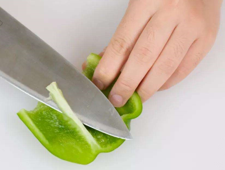 「辣椒炒肉」辣椒炒肉，先炒辣椒还是先炒肉？掌握正确方法，香辣鲜嫩还不腥