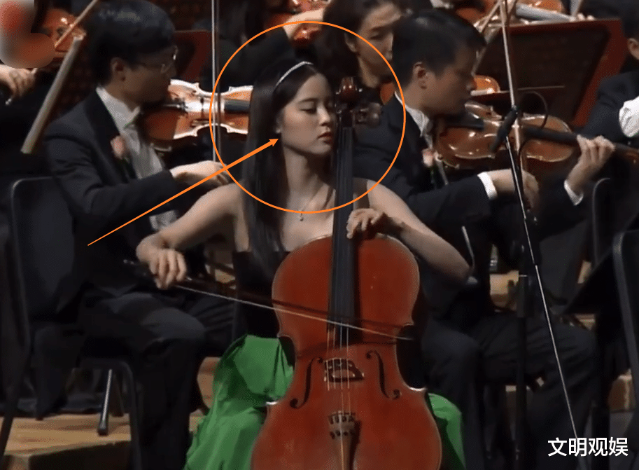 欧阳娜娜|欧阳娜娜在音乐节表演，细品她镜头里的模样，果然是“大提琴公主”
