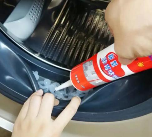 ＂卫生间玻璃胶发黑长霉怎么处理？学会这几招，让玻璃胶干净如新＂