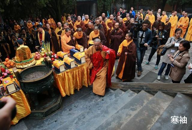 寒袖|网友质疑释永信月薪，少林寺每年过亿的香火钱都咋花的？