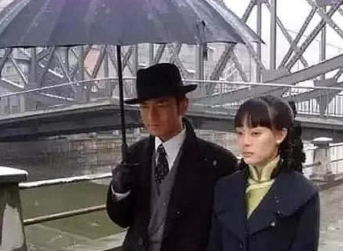 周润发@难怪周润发是影帝，而黄晓明只能被吐槽\油腻大叔\，同样是打伞差距太大了