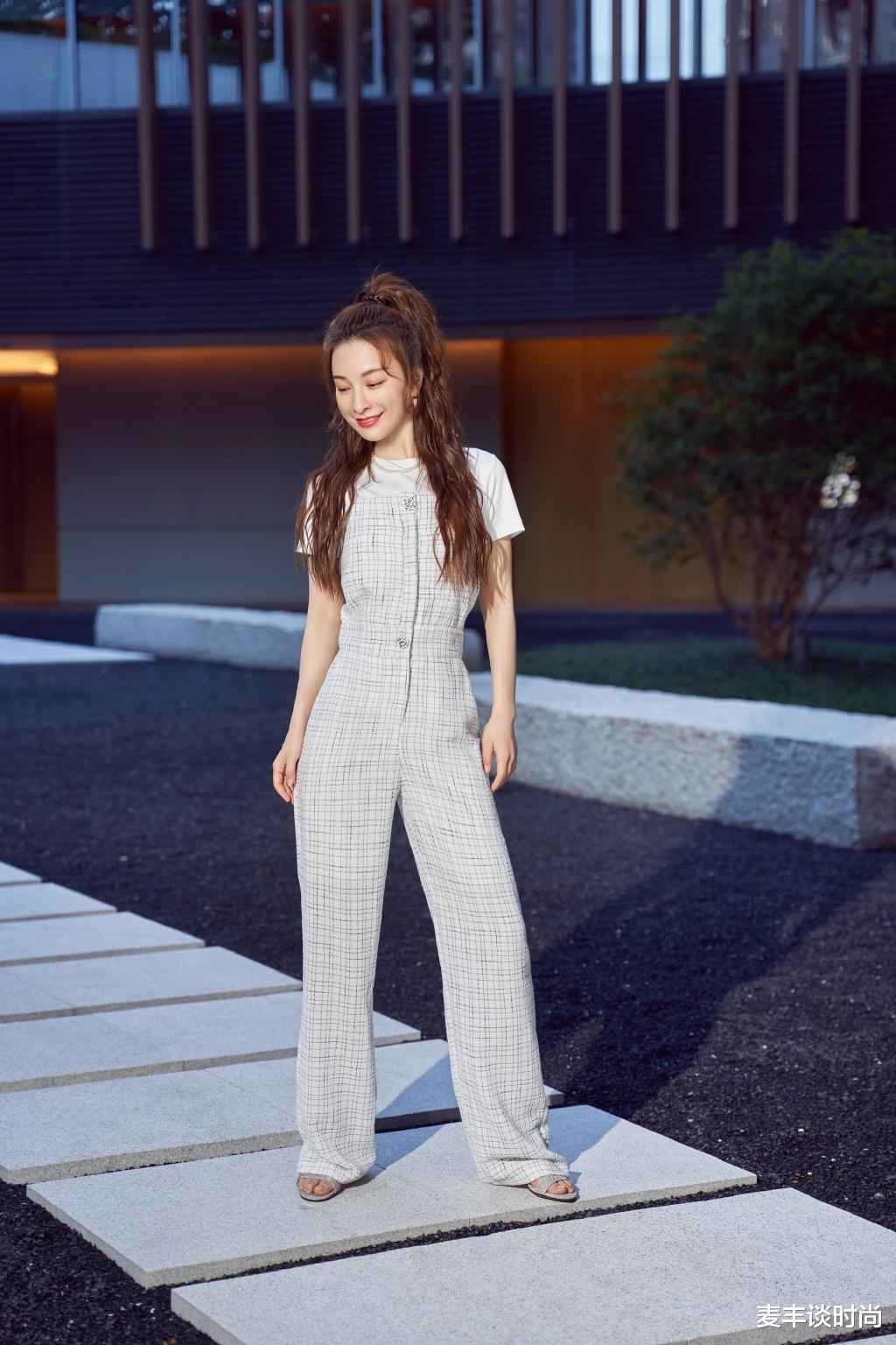 『连体裤』吴昕越来越女团风范了，穿连体裤扎高马尾，37岁美回18岁少女