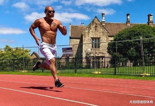 健身|中国“龟仙人”，64岁一身肌肉，小13岁娇妻肤白貌美，堪称大美女