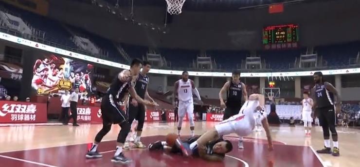 苏伟|公私分明！苏伟扇飞韩德君惹众怒，杜锋对其怒骂，两队关系很和谐